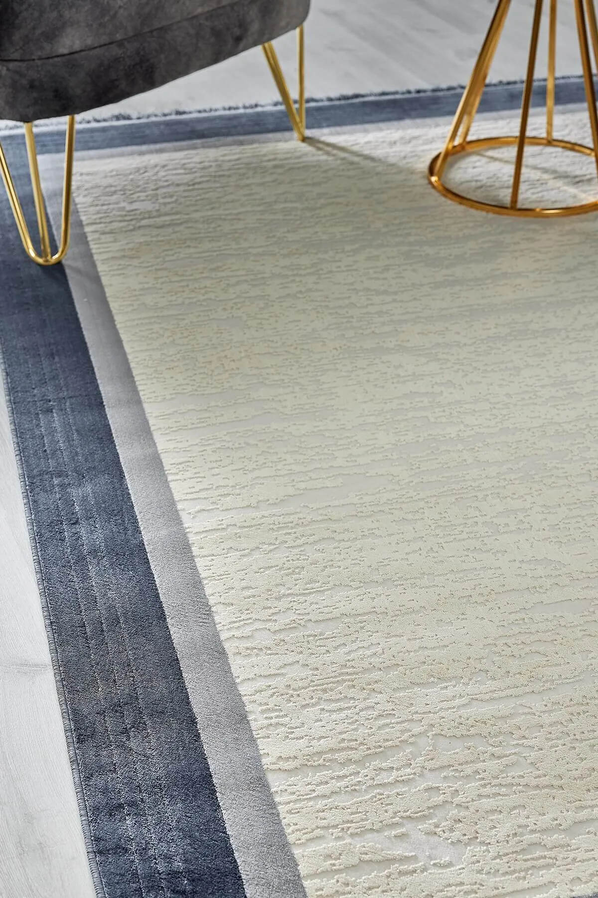 Blue Framed, Non-Slip, Dust-Proof Machine Woven Carpet
