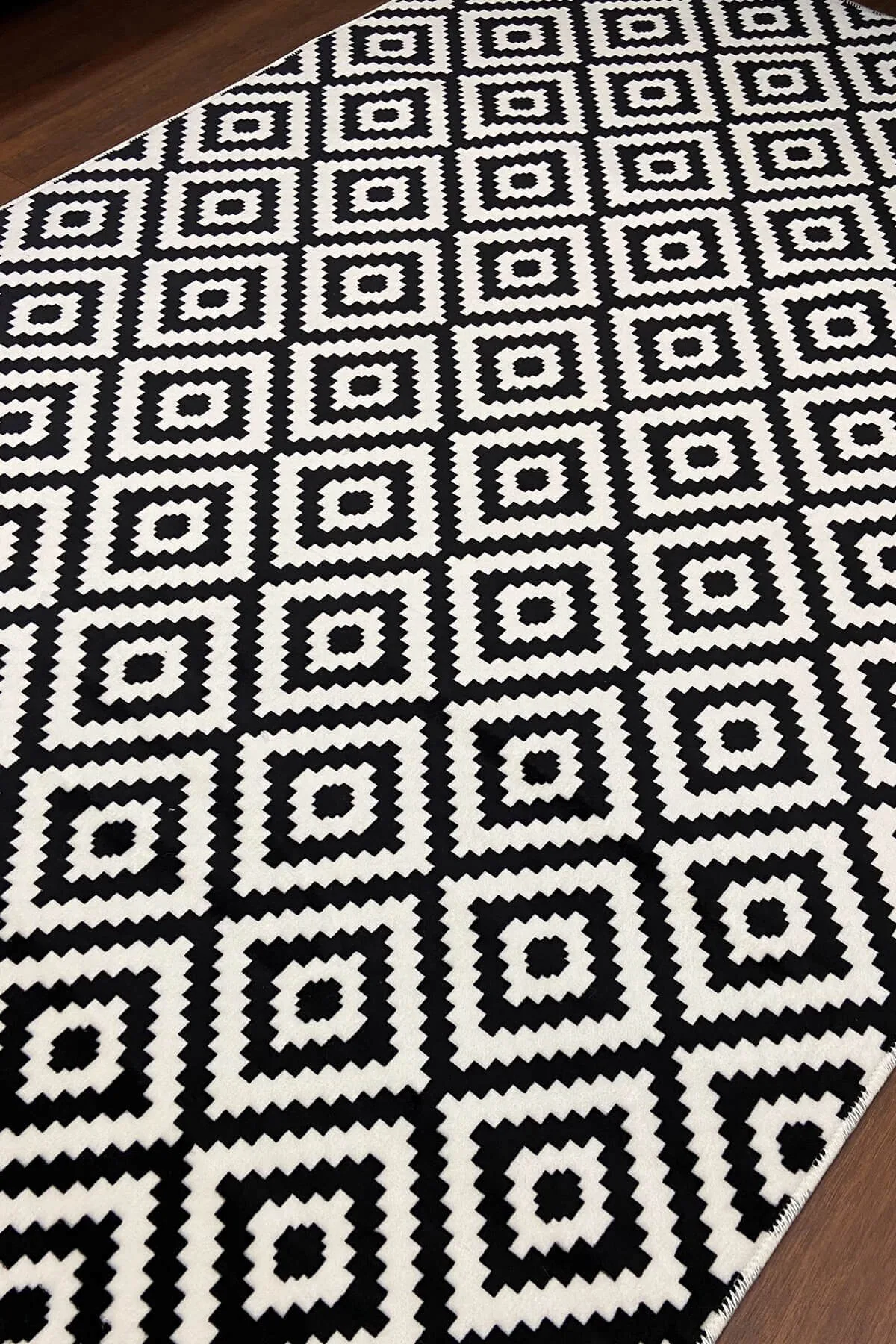 Black and White Pyramid Pattern Non-Slip Washable Rug
